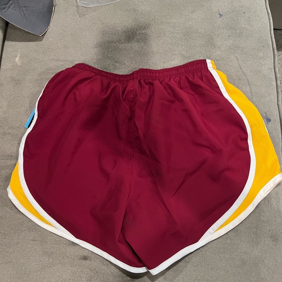 Nike Women’s XS running athletic shorts Washington redskins ( commanders) logo - Picture 3 of 5